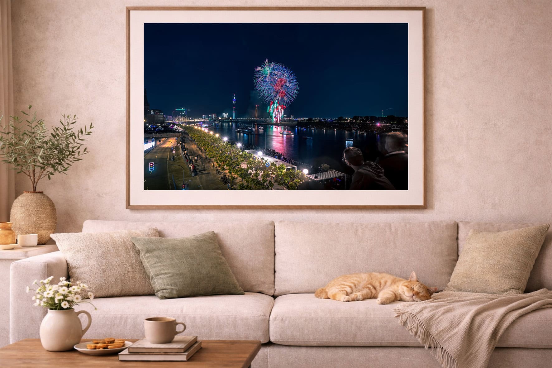 Fotografie mit Feuerwerk über einem nächtlichen Flussufer in großem Holzrahmen über beiger Sofa-Landschaft
