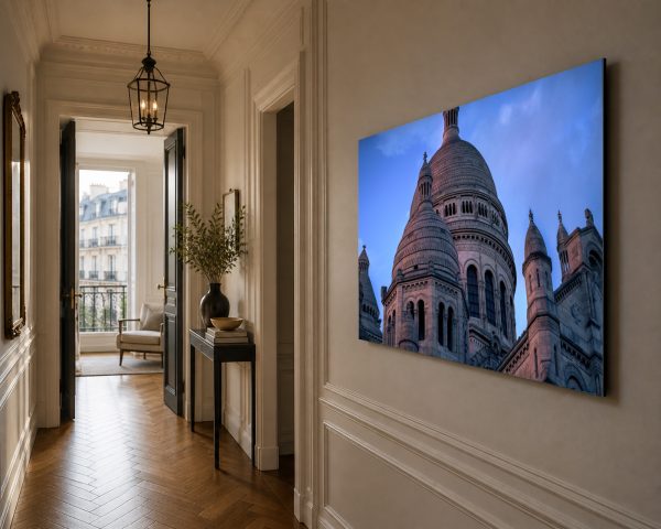 Fotografie historischer Kuppelarchitektur in Blaustunde, als großes Wandbild in hellem Flur mit Konsole und Parkettboden