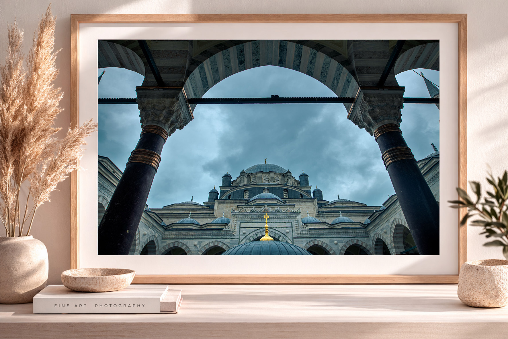 Fotografie eines historischen Kuppelbaus mit Arkaden und Säulen, im Holzrahmen auf Sideboard mit Deko im modernen Interior