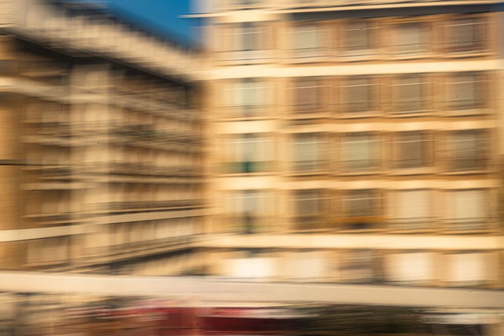 Bewegungsunscharfe Wohnarchitektur in Asnières an der Seine bei Paris mit Balkonen und warmen Fassaden