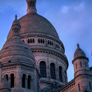 Kuppeln der Basilika Sacré-Cœur in Paris vor blauem Abendhimmel