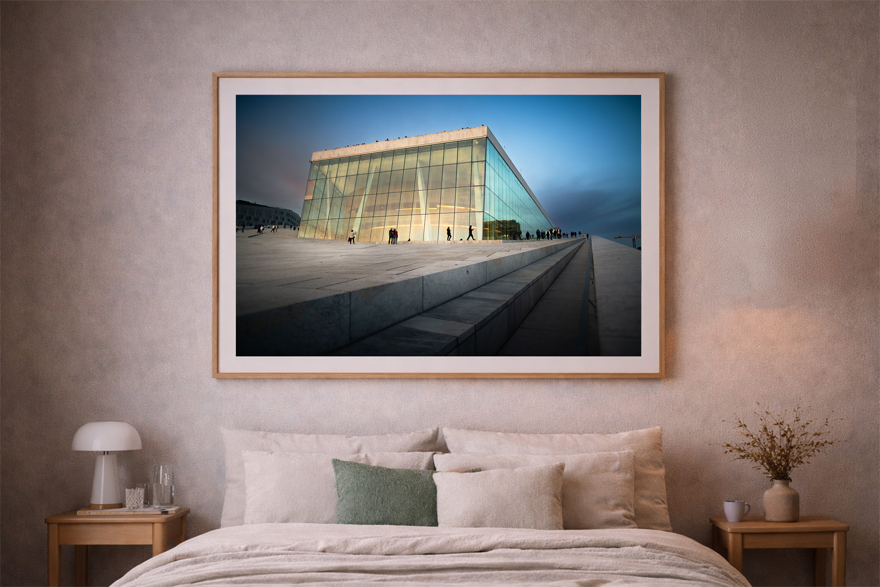 Fotografie eines modernen Glasgebäudes mit weitem Platz bei Dämmerung, als gerahmter Kunstdruck über einem Bett im Schlafzimmer