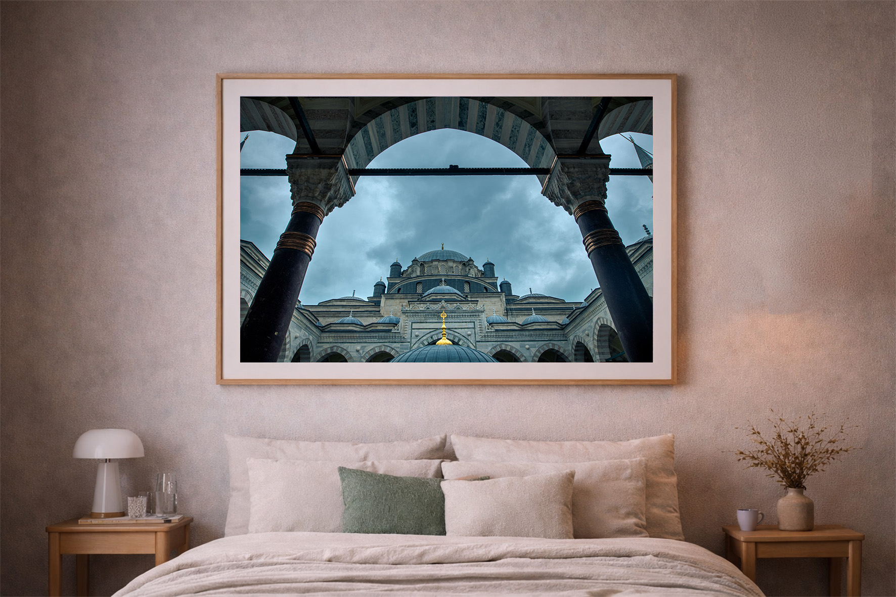 Fotografie einer historischen Kuppelarchitektur mit dunklen Säulen unter bewölktem Himmel, gerahmt über einem Bett im Schlafzimmer