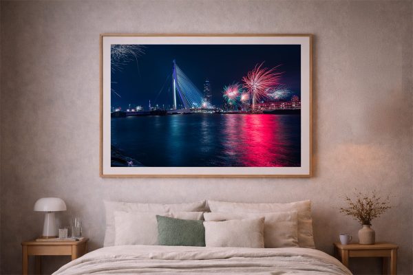 Fotografie einer beleuchteten Stadtbrücke mit Feuerwerk über dem Wasser, in warmem Schlafzimmer über einem Bett gerahmt