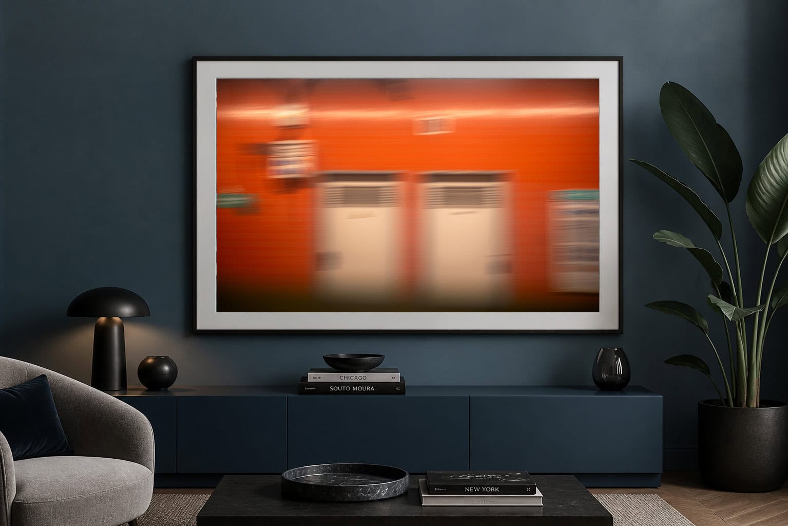 Großes abstraktes Wandbild mit unscharfer orangefarbener Wandszene über dunkelblauem Sideboard in modernem Wohnzimmer