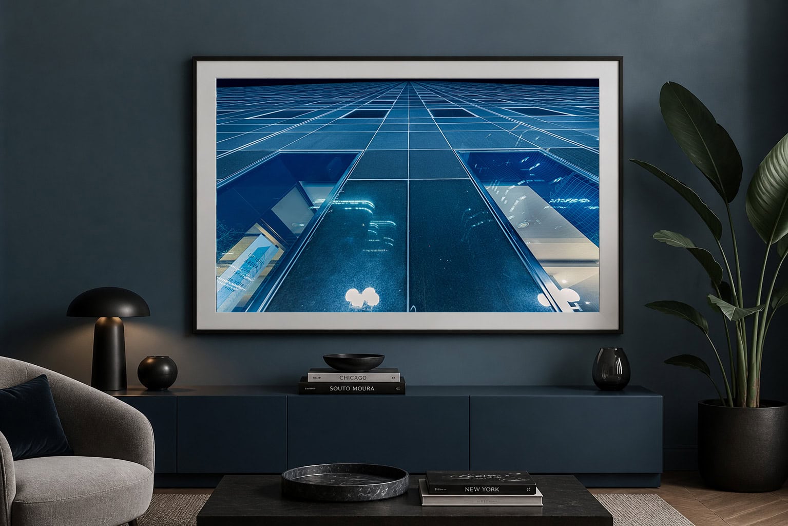 Gerahmtes Foto einer blauen Glasfassade mit Fluchtpunkt nach oben in elegantem dunklem Wohnzimmer