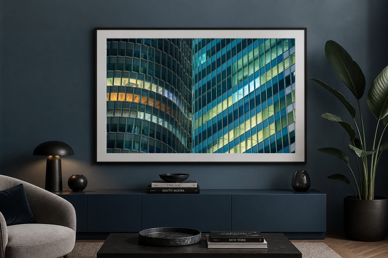 Großes gerahmtes Foto zweier moderner Glasfassaden mit leuchtenden Fenstern über einem dunklen Sideboard im Wohnzimmer