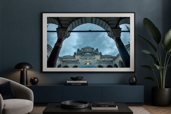 Fotografie einer historischen Kuppel mit Säulen und Arkaden unter dramatischem Himmel in modernem Wohnzimmer