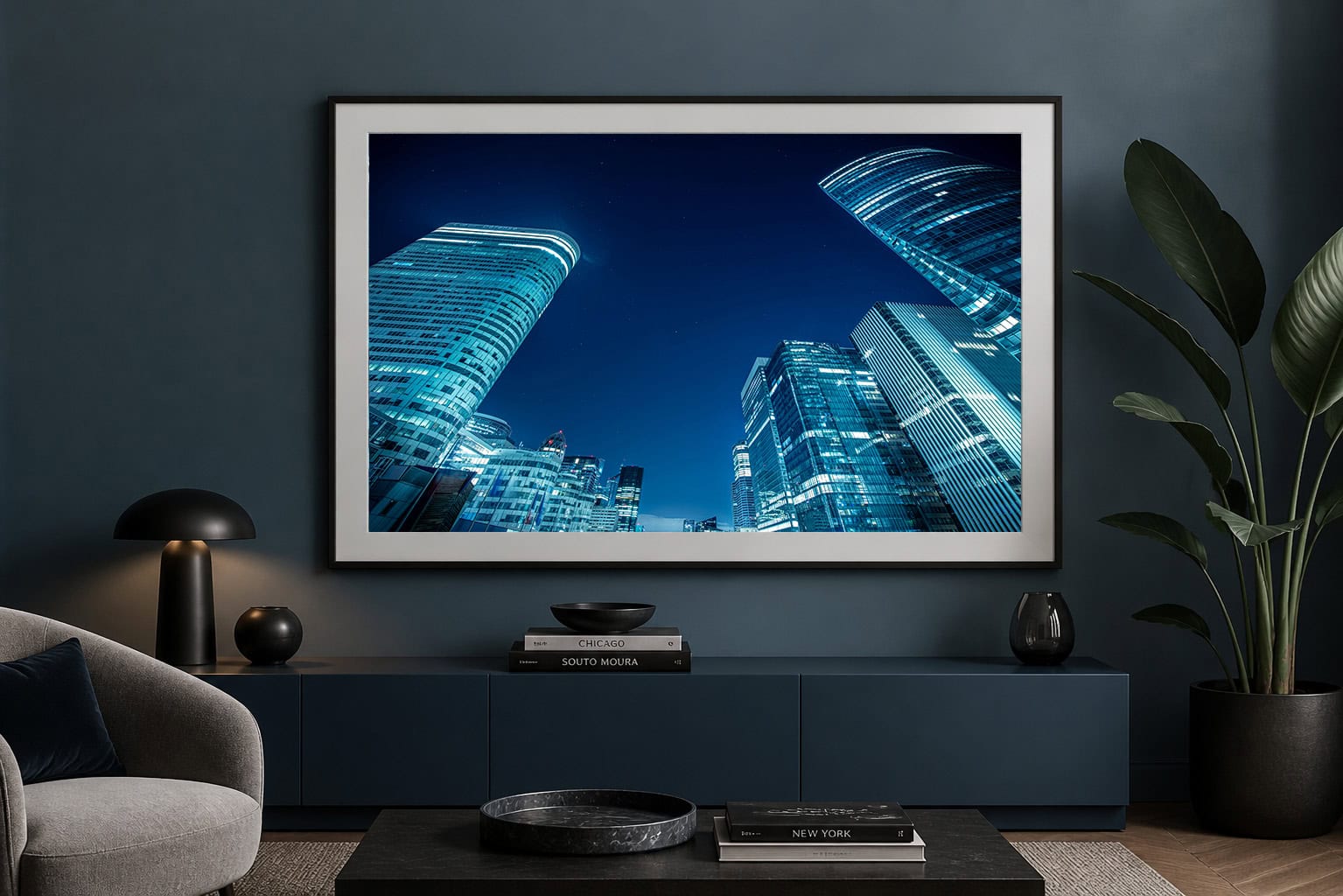 Großformatiges Foto moderner Hochhäuser bei Nacht in blauem Licht über einem dunkelblauen Sideboard im Wohnzimmer