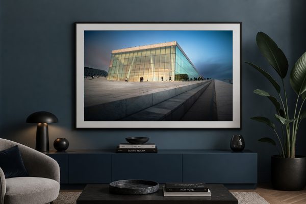 Großer gerahmter Fotokunstdruck eines modernen Glasgebäudes bei Abendlicht über Sideboard in elegantem Wohnzimmer