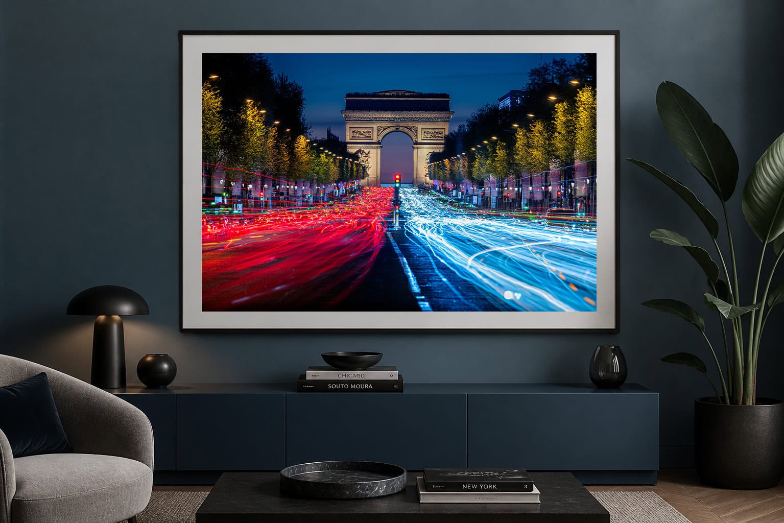 Fotokunst mit nächtlicher Stadtstraße, bunten Lichtspuren und Triumphbogen in modernem, dunkelblauem Wohnzimmer
