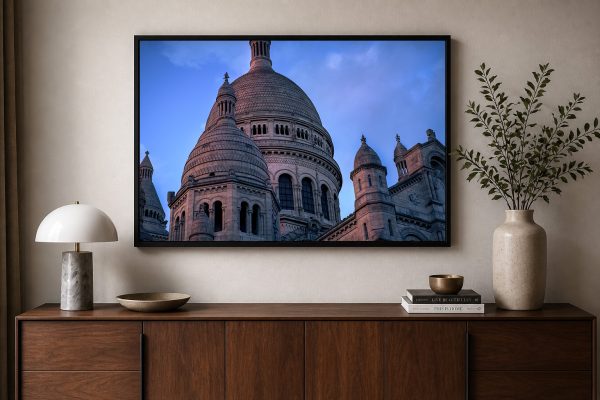 Fotografie historischer Kuppeln bei blauem Himmel in schwarzem Rahmen über modernem Holz-Sideboard im Wohnzimmer