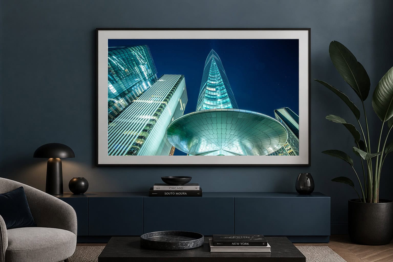 Fotografie futuristischer Hochhäuser bei Nacht in kühlen Blautönen, als gerahmtes Wandbild über einem eleganten, dunkelblauen Sideboard im Wohnzimmer