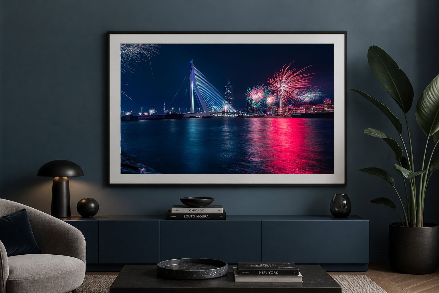 Fotokunst mit beleuchteter Stadtbrücke und buntem Feuerwerk über Wasser, in dunklem modernen Wohnzimmer über Sideboard gehängt