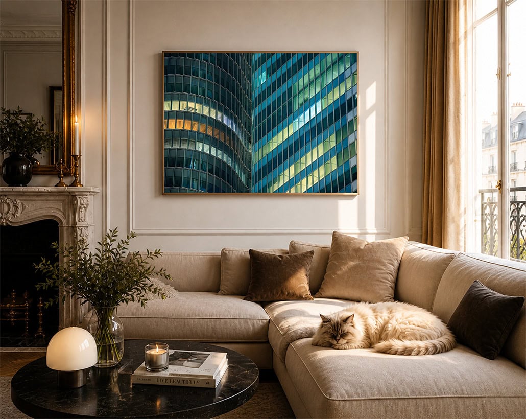 Fotografie einer modernen Glasfassade mit blau-grünen Reflexen über einem beigen Sofa in elegantem Wohnzimmer