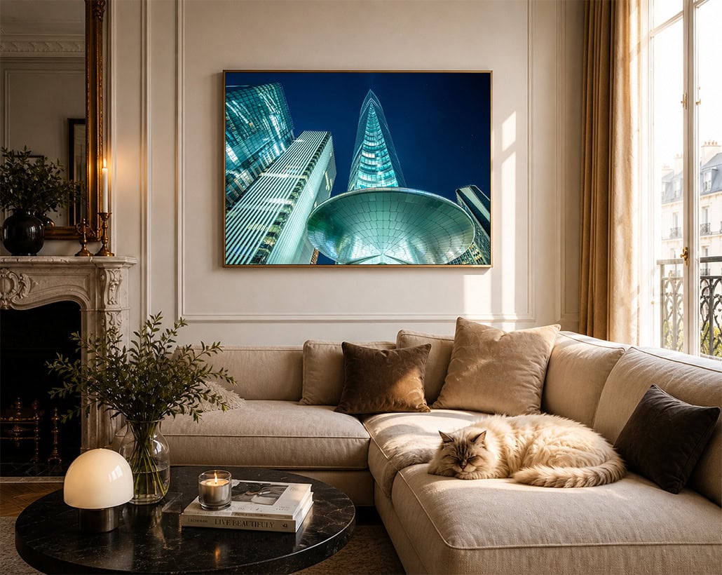 Fotografie futuristischer Hochhäuser bei Nacht im goldgerahmten Bild über einem beigen Sofa in elegantem Wohnzimmer