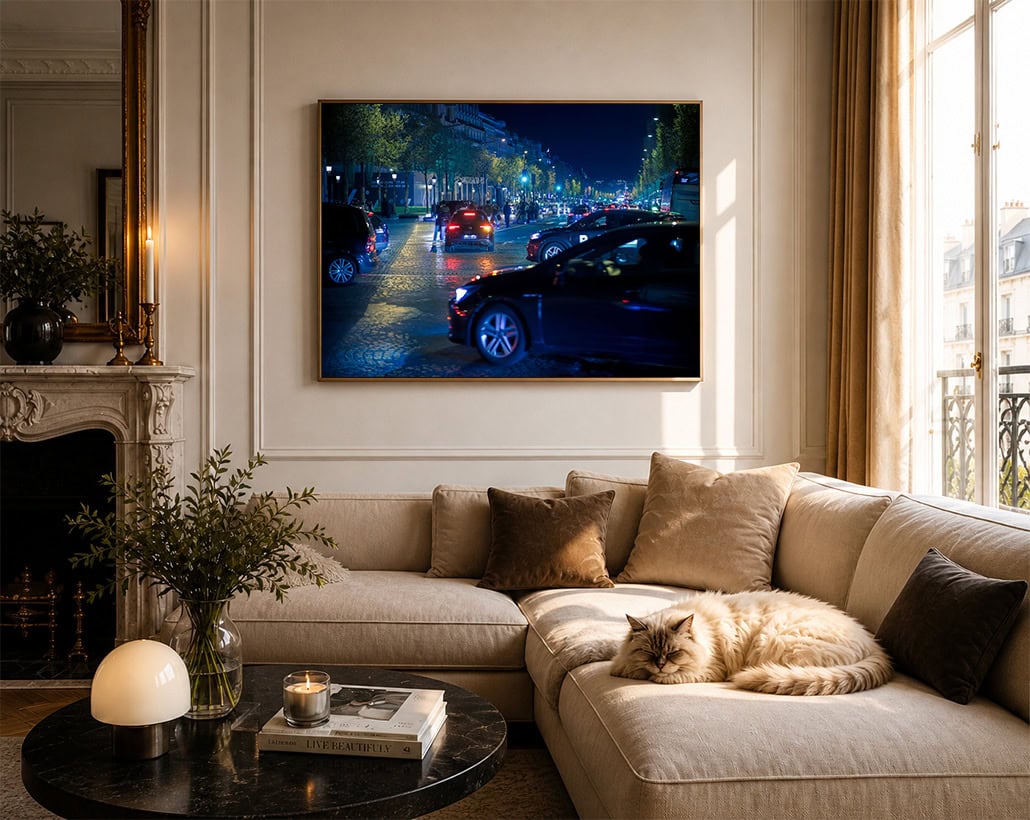 Fotografie einer belebten Stadtstraße bei Nacht in golden gerahmtem Bild über beiger Sofalandschaft im eleganten Wohnzimmer