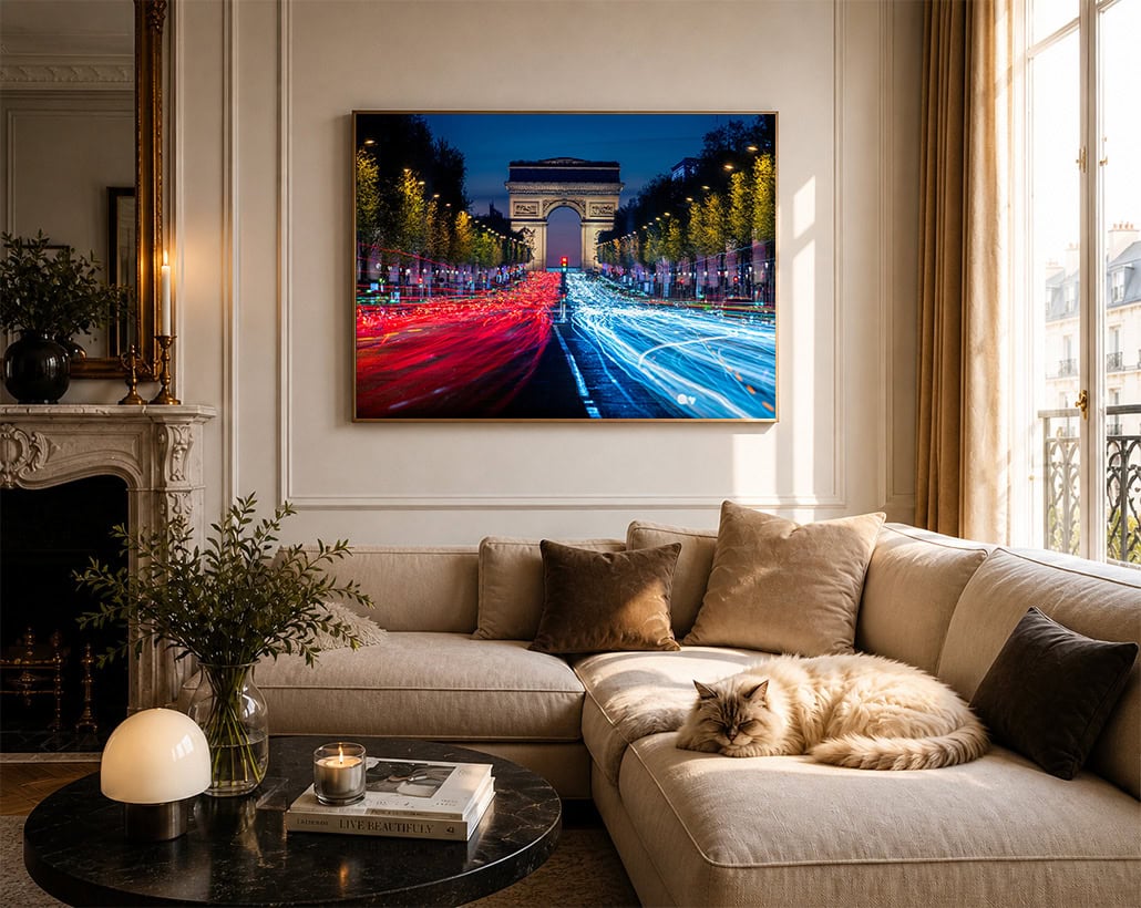 Fotografie mit nächtlicher Straße und Lichtspuren in goldgerahmtem Bild über beiger Sofaecke in elegantem Wohnzimmer