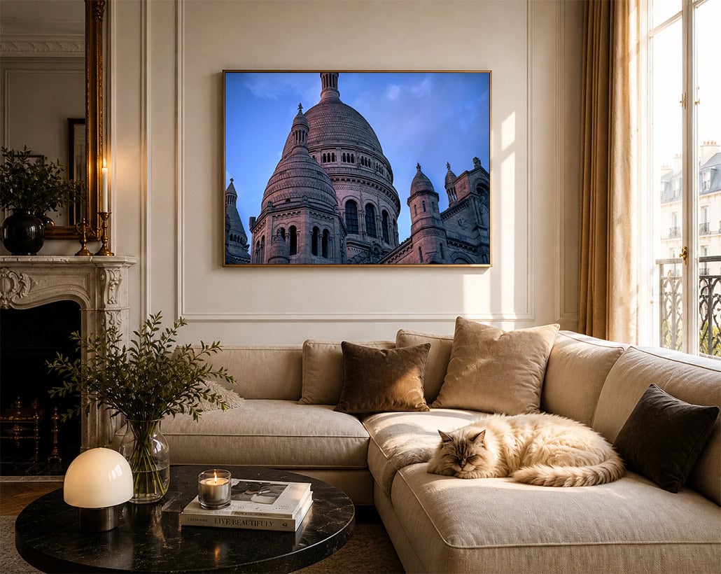 Fotografie einer historischen Kuppel mit Türmen in Goldrahmen über beiger Sofaecke in elegantem Wohnzimmer