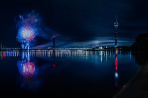 Feuerwerk über dem Rhein in Düsseldorf mit Spiegelung – Fine Art Print als spektakulärer Kunstdruck für die Wand