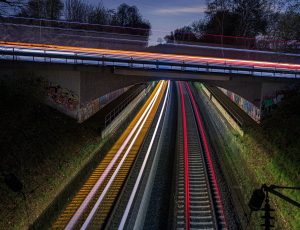 Langzeitbelichtung einer Bahnstrecke unter Autobahnbrücke bei Nacht in Erkrath-Hochdahl
