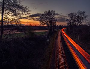 Langzeitbelichtung einer Bahnstrecke bei Erkrath in der Dämmerung